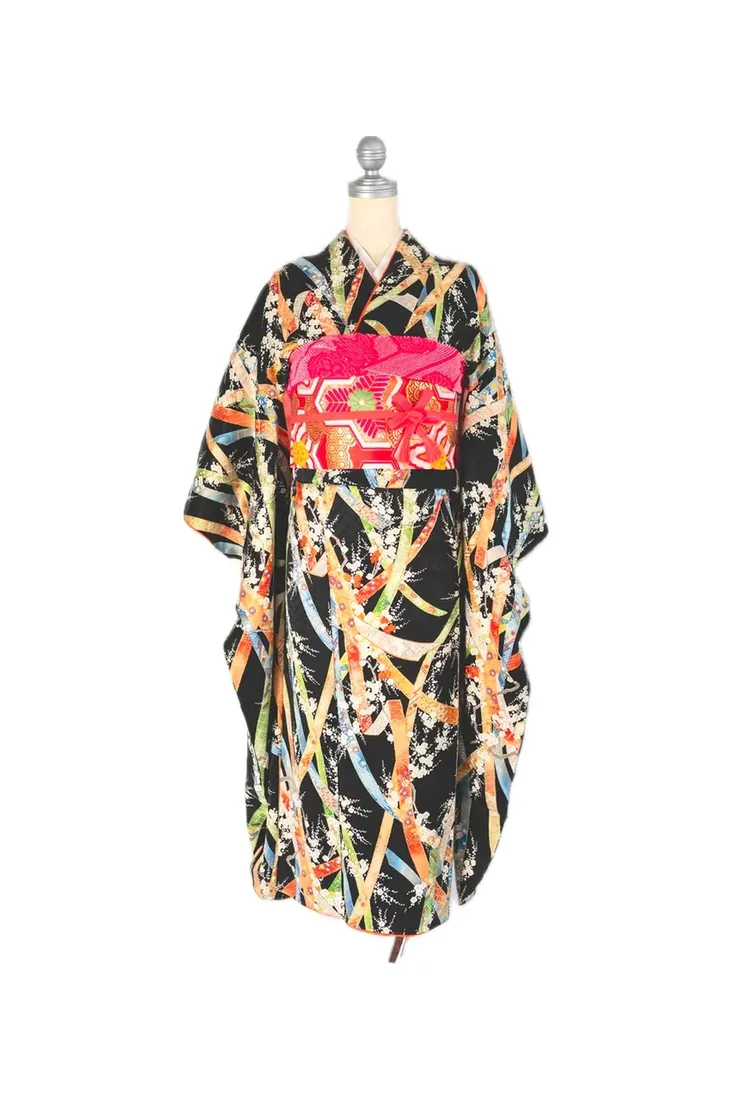着物・袴 衣装 3：熨斗×黒のお着物とピンクの帯