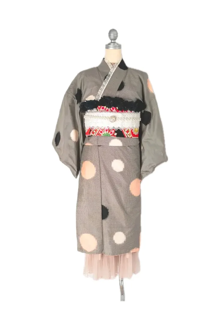 着物・袴 衣装 7：水玉×グレーのお着物と黒のフリル