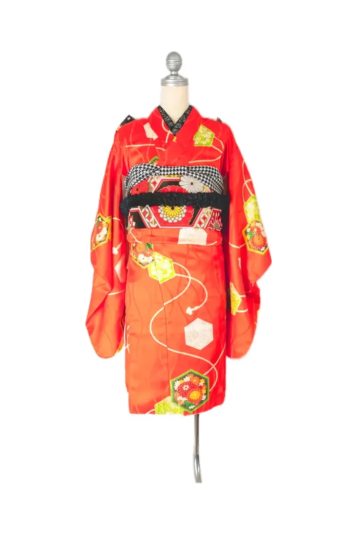 着物・袴 衣装 8：亀甲×朱色のお着物と黒の帯