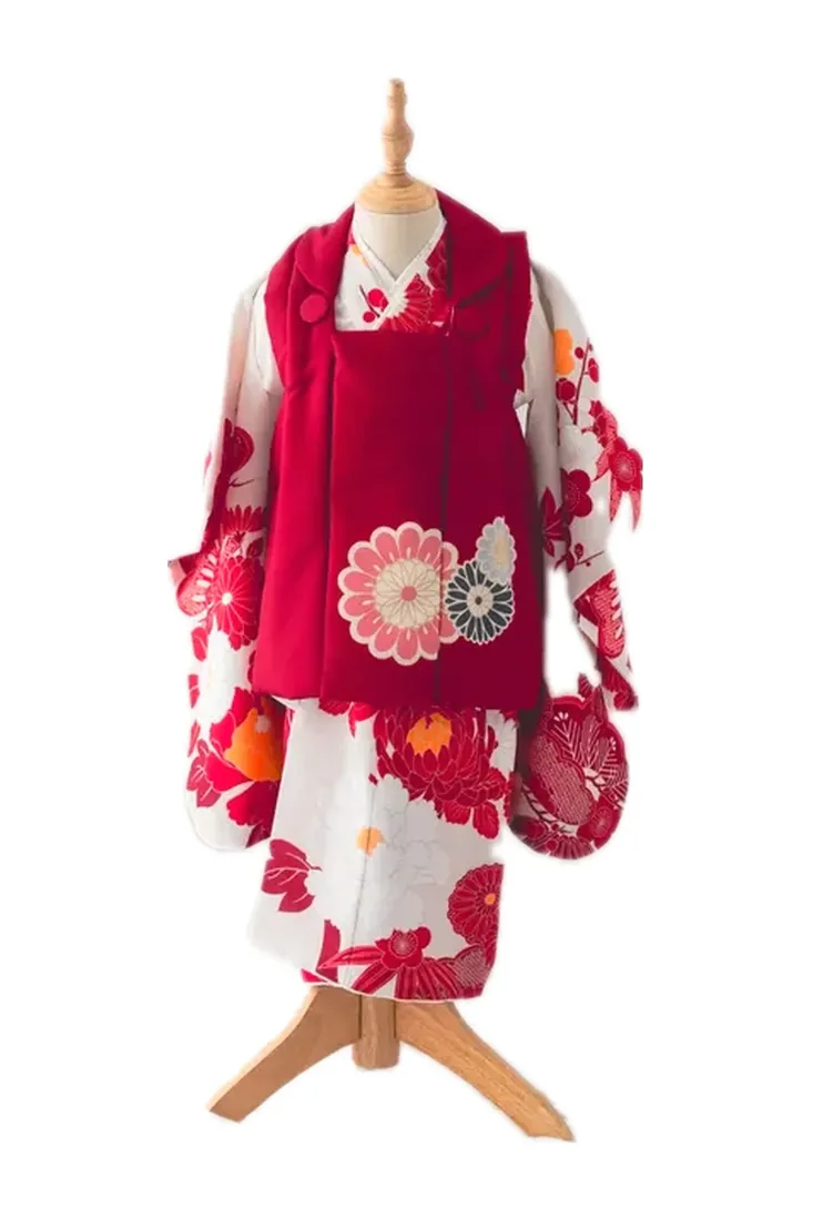 女の子 3歳 衣装 6：菊×白と赤のお着物と紅色の被布