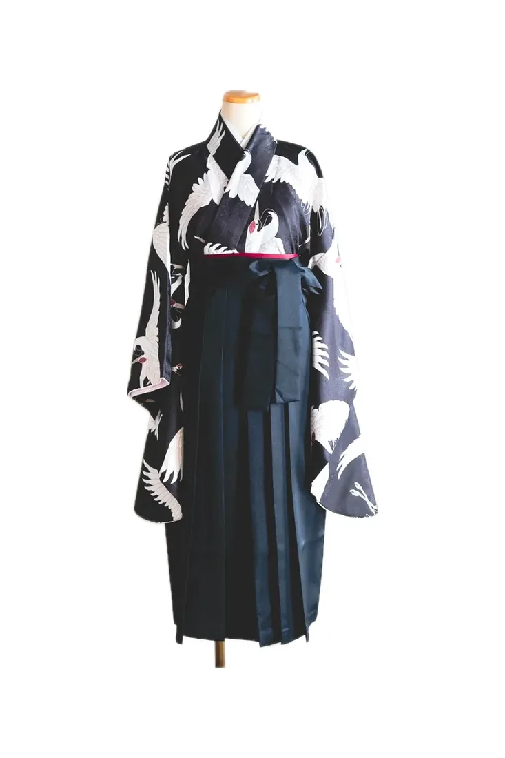 着物・袴 衣装 13：鶴×黒のお着物と紺の袴