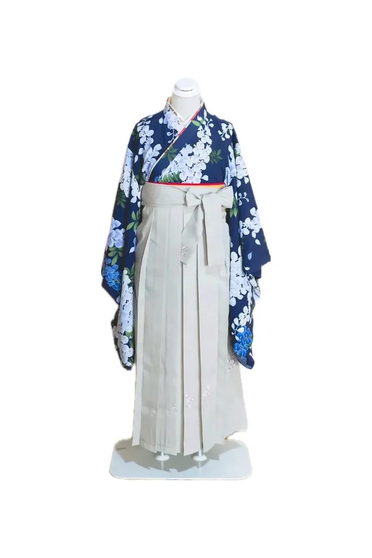 着物・袴 衣装 15：花柄×紺のお着物と白の袴